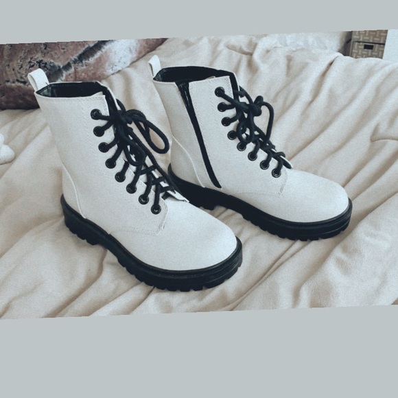 Fashion Boot ✨ - Picture 2 of 5